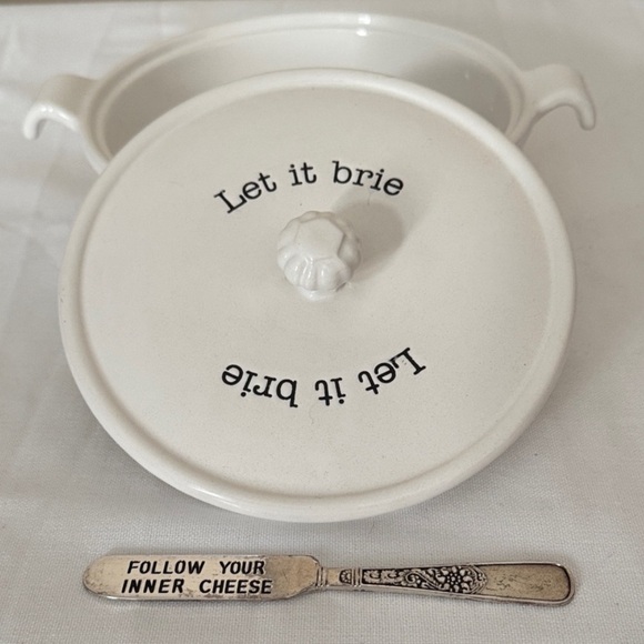 Mud Pie Other - Mud Pie “| Let It Brie” Ceramic Brie Baker with Cheese Spreader